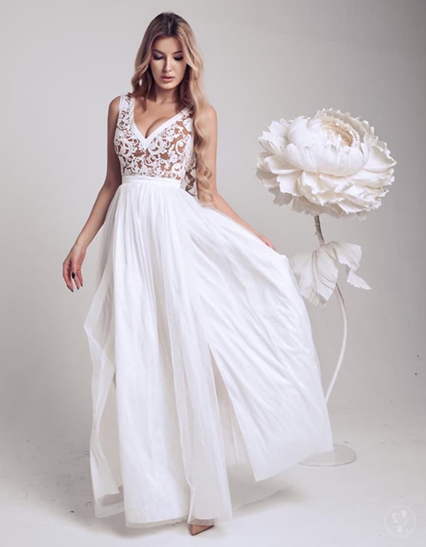 Sukienka tiulowa z haftem – biała - zdjęcie 1