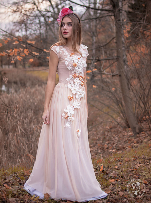 Królowa Bajka - ręcznie haftowana suknia ślubna - zdjęcie 1
