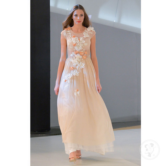 Królowa Bajka - ręcznie haftowana suknia ślubna - zdjęcie 1