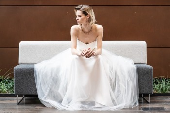 Suknia ślubna tiulowa - zdjęcie 1