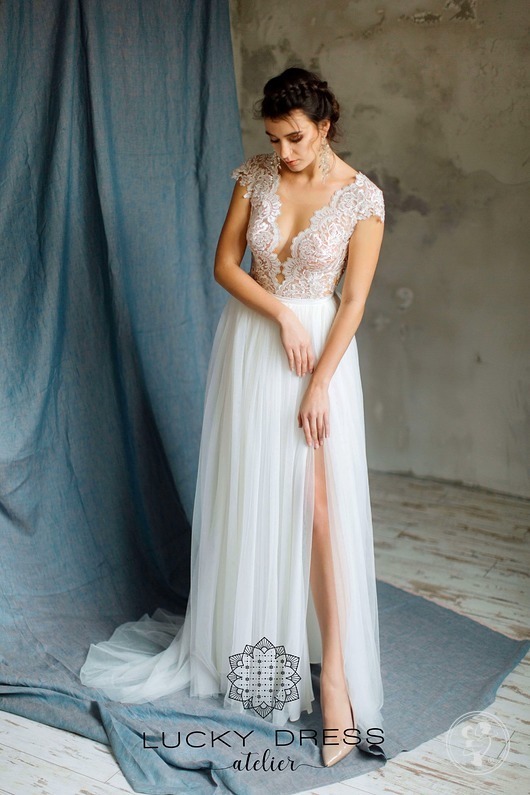 Tiulowa suknia ślubna z 2 rozcięciami /STELLA - zdjęcie 1