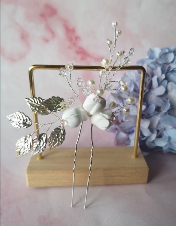 Srebrna spinka ślubna kokówka białe kwiaty listki perły - zdjęcie 1