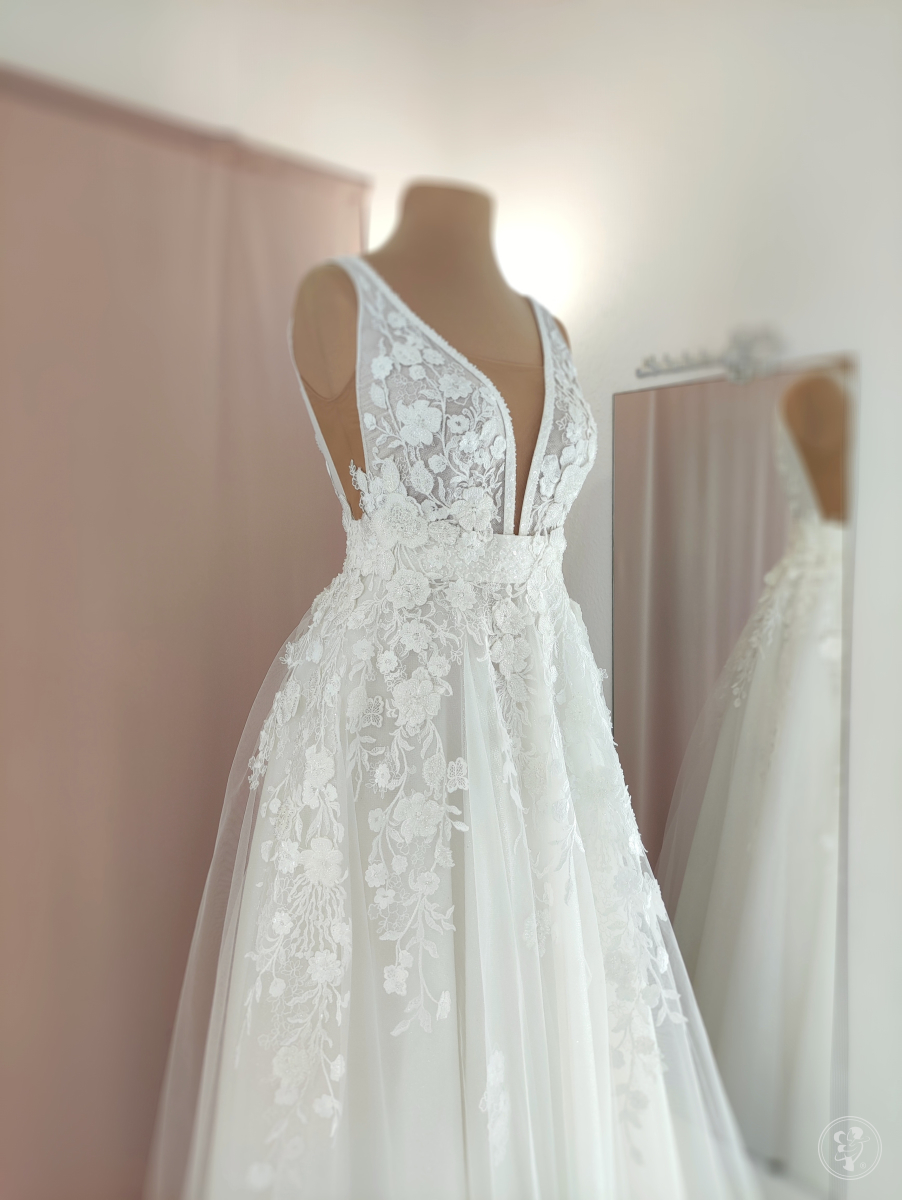 Suknia ślubna Alizze - bogato zdobiona koronka oraz brokatowa tkanina - zdjęcie 1
