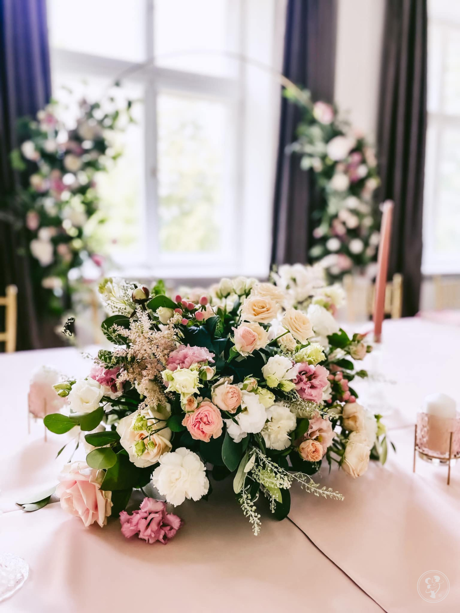 Kompleksowa dekoracja sali weselnej i stołu z żywymi kwiatami - zdjęcie 1