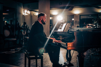 Pianista Jakub Czech. Fortepian na żywo ● ślub cywilny, obiad weselny., Oprawa muzyczna ślubu Sulejów