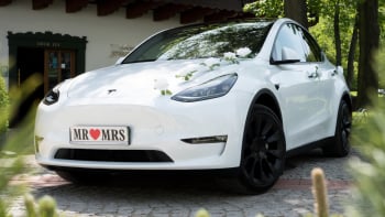 Biała Tesla model Y SUV | Auto do ślubu Wałbrzych, dolnośląskie