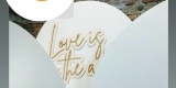 stylowa ścianka do zdjęć z napisem Love is in the air | Dekoracje ślubne Kraków, małopolskie - zdjęcie 3