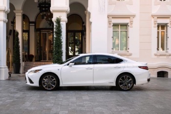 Biały, elegancki Lexus do ślubu i na imprezy okolicznościowe | Auto do ślubu Leszno, wielkopolskie