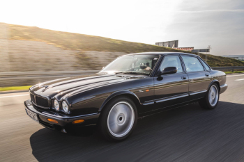 Jaguar XJR Supercharger - Harmonia Elegancji z Szczyptą Brawury, Samochód, auto do ślubu, limuzyna Pelplin