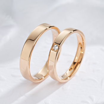 Klasyczne złote ślubne obrączki z diamentem - zdjęcie 1