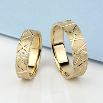 Unikalne złote obrączki ślubne z diamentami - zdjęcie 1