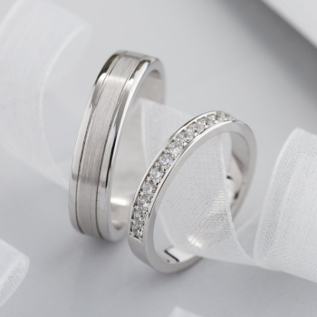 Komplet eleganckich obrączek ślubnych z diamentami - zdjęcie 1