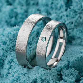 Obrączki ślubne z niebieskim diamentem - zdjęcie 1