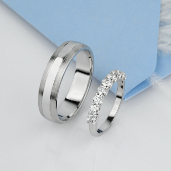 Matowo-szczotkowane obrączki ślubne z diamentami - zdjęcie 1