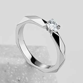 Pierścionek zaręczynowy z diamentem - zdjęcie 1