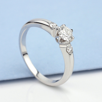 Pierścionek zaręczynowy z diamentami - zdjęcie 1