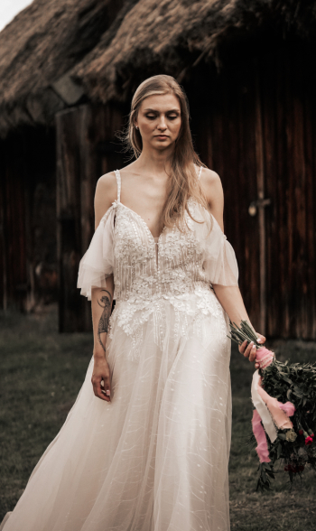 Suknia ślubna hiszpanka z opadającymi ramionami odkryte plecy - zdjęcie 1