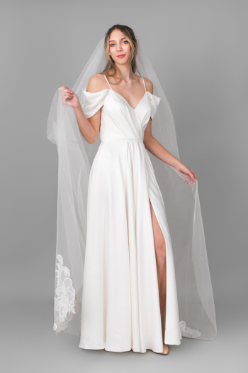 Suknia Ślubna '' ATENA'' z fantazyjnym rękawem na cienkich ramiączkach - zdjęcie 1