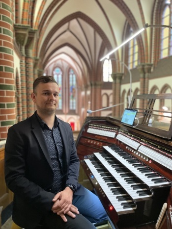 Organista Bartosz Więckowski | Oprawa muzyczna ślubu Smolec, dolnośląskie
