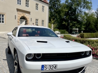 Biała perła Dodge Challenger | Auto do ślubu Wrocław, dolnośląskie