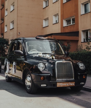 Czarna londyńska taksówka Oldmobile | Auto do ślubu Nowy Sącz, małopolskie