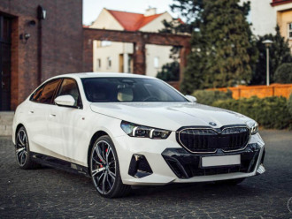 Białe BMW 5 2024 3.0 489KM G60 M550 | Auto do ślubu Kraków, małopolskie