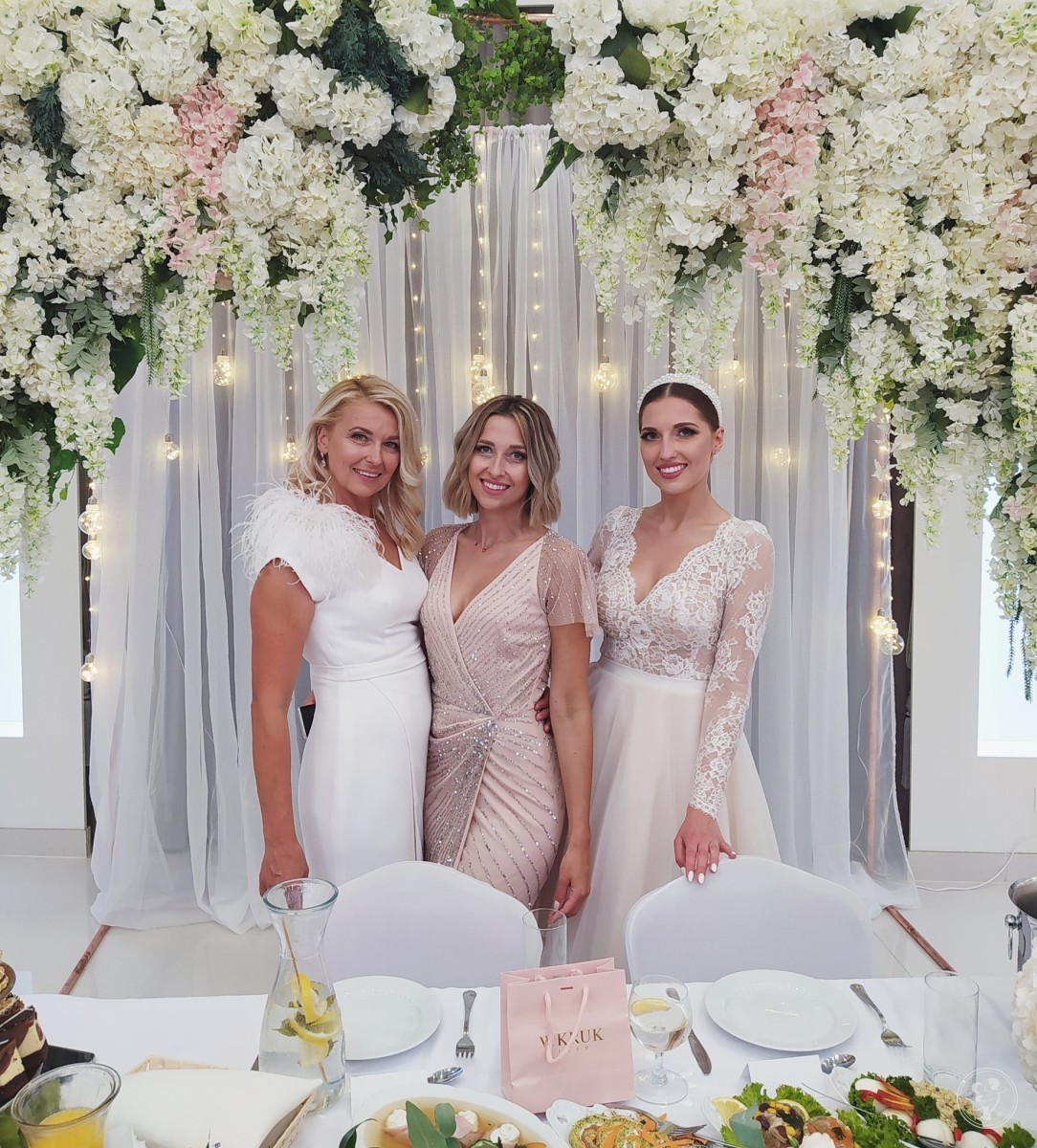 Ścianka kwiatowa I Tło za Parą Młodą | Dekoracje ślubne Rzeszów, podkarpackie - zdjęcie 1