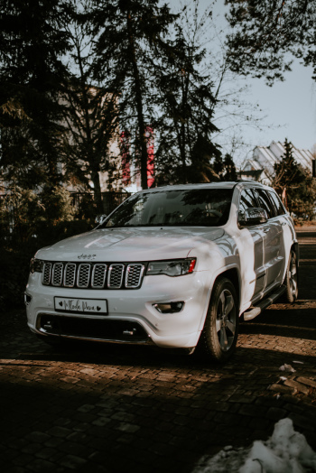 Biały Grand Cheerokee Hemi v8 | Auto do ślubu Łódź, łódzkie