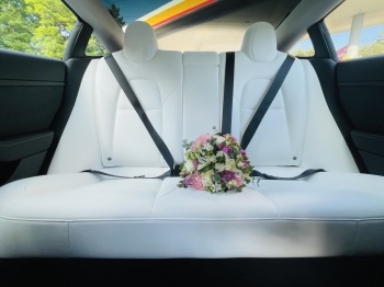 Biała Tesla model 3 białe wnętrze | Auto do ślubu Warszawa, mazowieckie