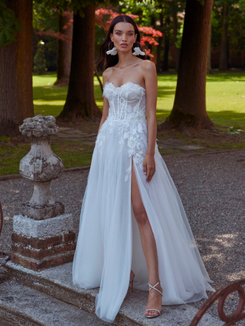 Suknia ślubna INNES - bez rękawów, dekolt typu bustier, koronka - zdjęcie 1