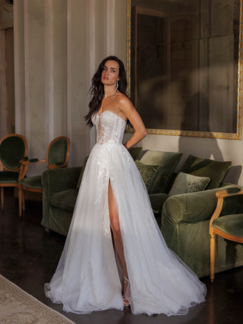 URIA Suknia ślubna z koronkowym bezramiennym dekoltem w kroju A - zdjęcie 1