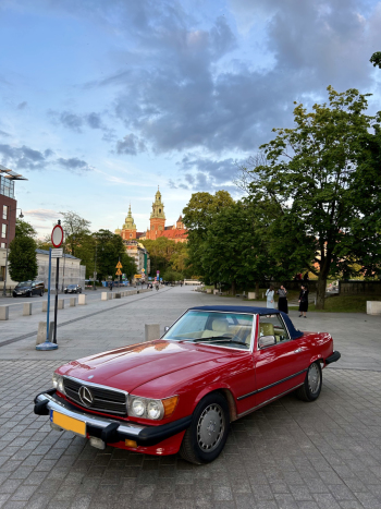 Czerwony Mercedes SL560 z 1986r. | Auto do ślubu Kraków, małopolskie