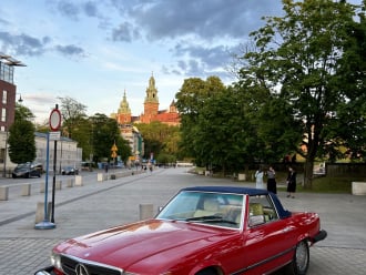 Czerwony Mercedes SL560 z 1986r. | Auto do ślubu Kraków, małopolskie