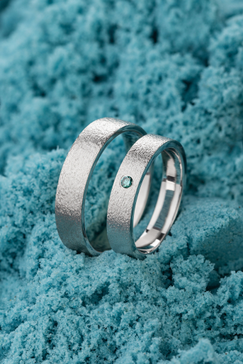 Matowe obrączki ślubne z niebieskim diamentem 158 - zdjęcie 1