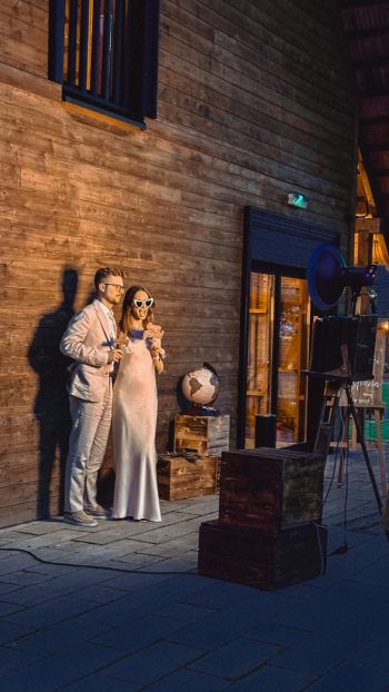 Scenerie-Drewniana fotobudka retro | Fotobudka na wesele Łódź, łódzkie