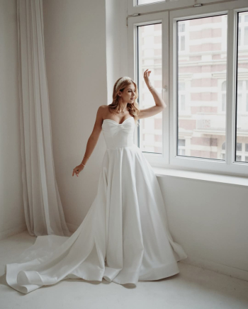 BELINDA gładka z trenem, gorsetowa, satynowa - zdjęcie 1