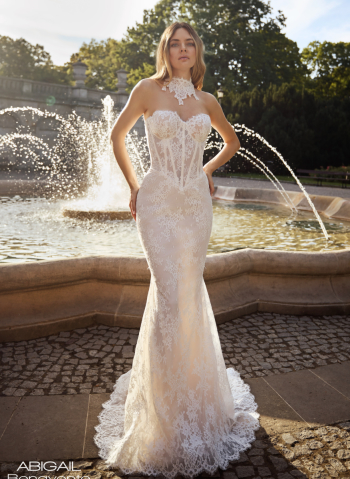 Dopasowana suknia z baskijską talią i chokerem Benavente - zdjęcie 1