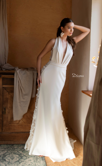 Minimalistyczna koronkowa suknia ślubna pod szyje | FLOSSMANN Wrocław - zdjęcie 1