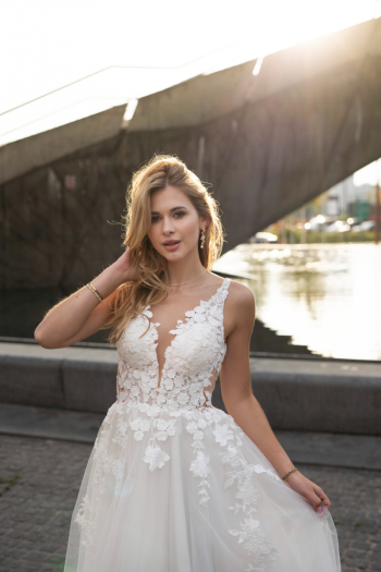 GRACJANA tiulowa, dekolt V, haft - zdjęcie 1