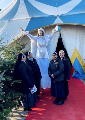 DeKunst - Szczudlarze | Anioły na szczudłach Gdańsk, pomorskie