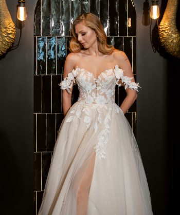 Elegancka suknia ślubna z romantycznym, koronkowym gorsetem - zdjęcie 1