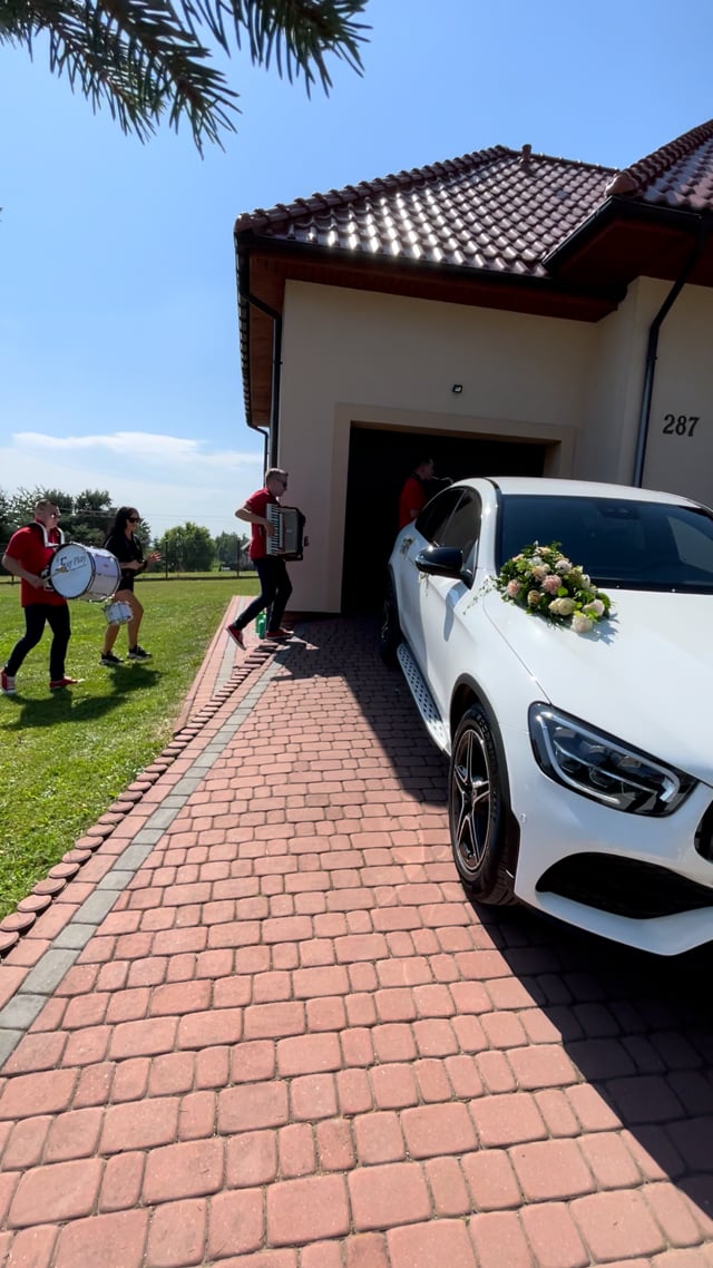 Luksusowy Samochód do ślubu biały Mercedes GLC Coupe 2022 AMG SUV - film 1