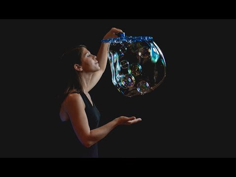 Artystyczny pokaz baniek mydlanych -Amazing Bubble Show - film 1