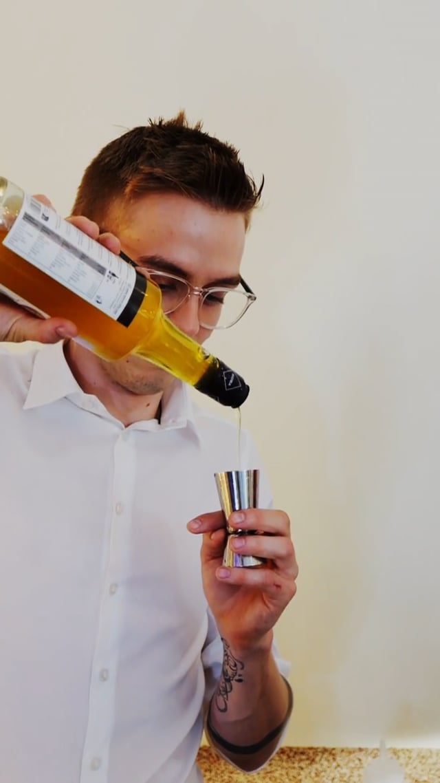 Wstrząśnięte, zmieszane - film 1